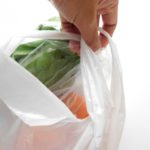 小泉環境大臣、レジ袋はプラスチックゴミの本質ではないことを認める